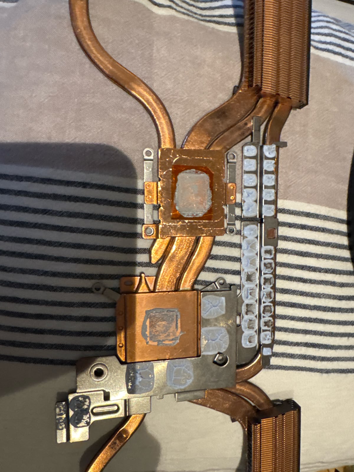 Disipador de portátil con pasta térmica y thermal pads