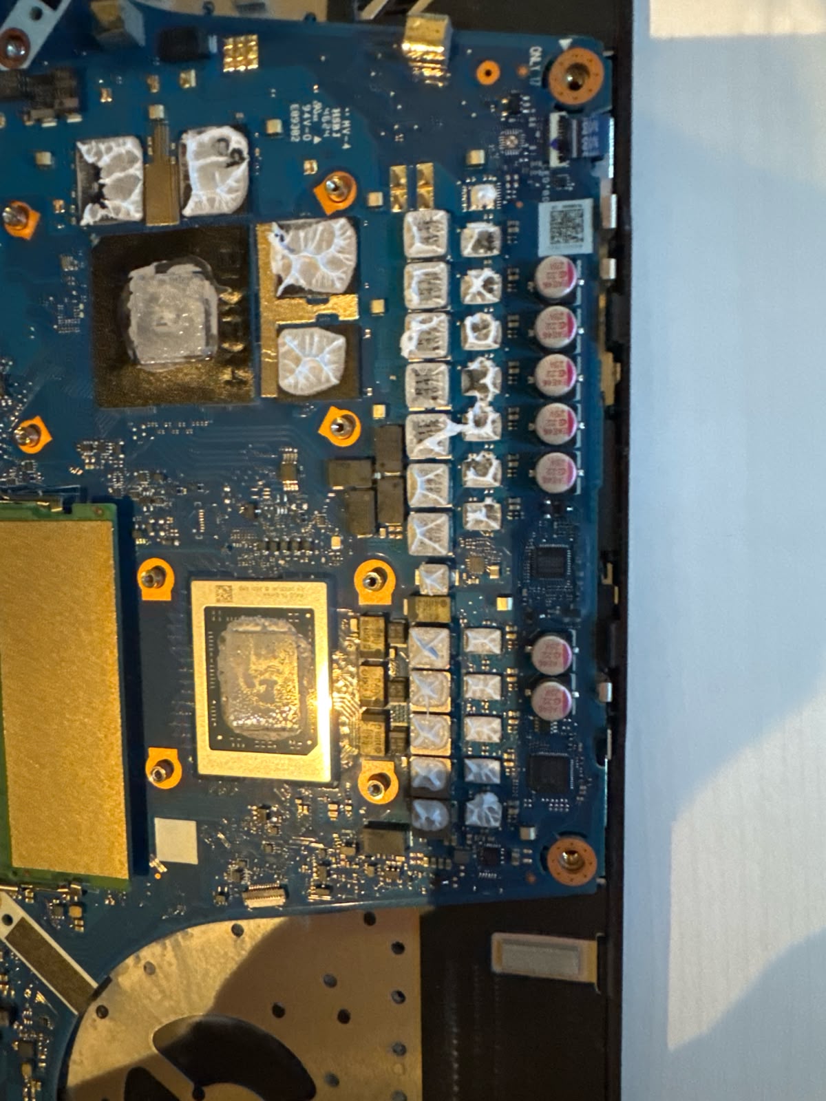 Placa de portátil con chips y zona de refrigeración expuesta